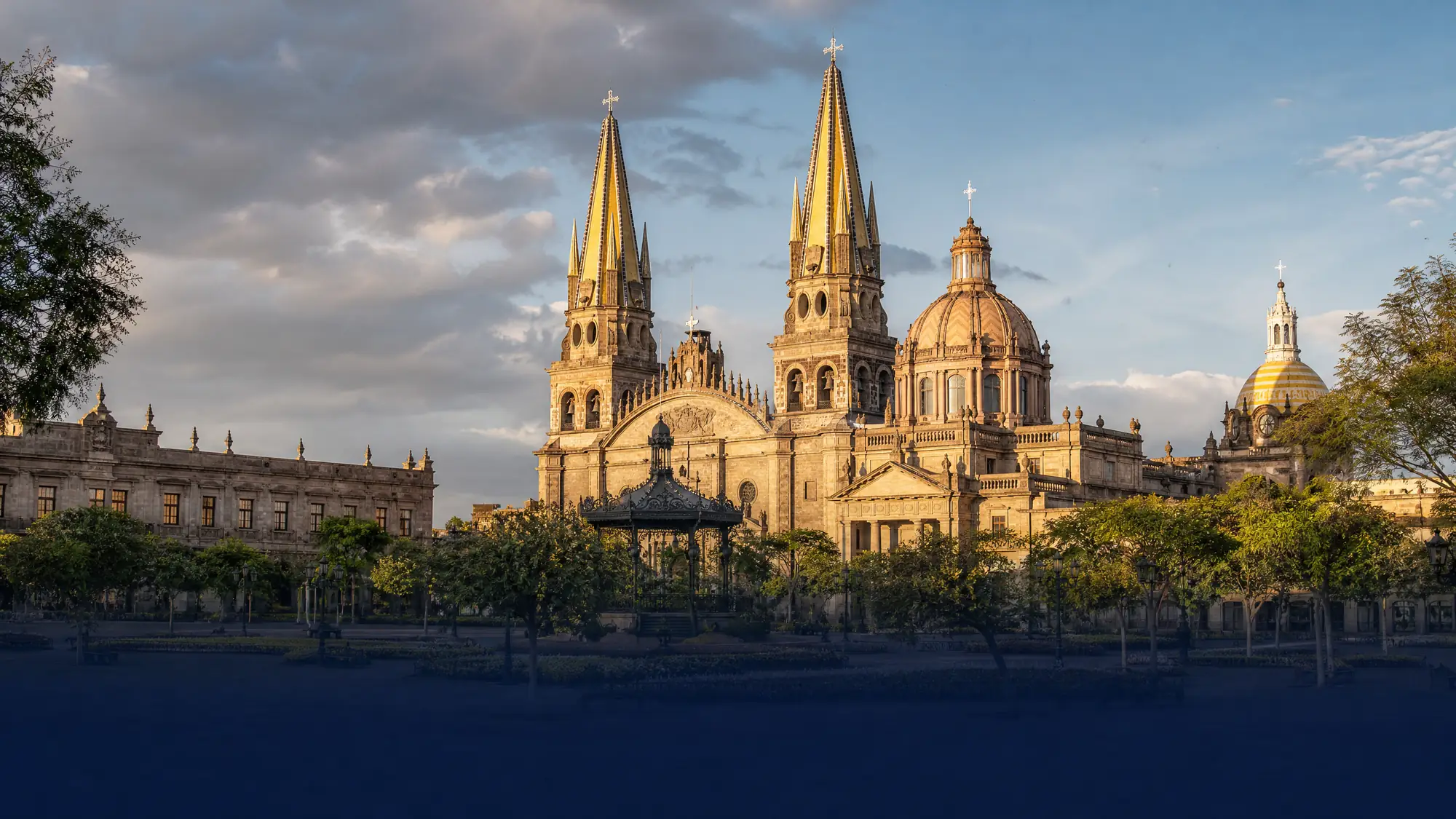 Die Kathedrale von Guadalajara zeichnet sich durch zwei 65 Meter hohe neugotische Türme aus und erhebt sich über vier kreuzförmig angelegte Plätze im historischen Zentrum der Stadt.