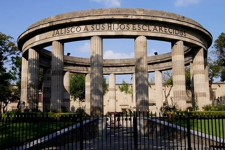 Monument de la Rotonda de los Jaliscienses Ilustres avec des colonnes et une inscription