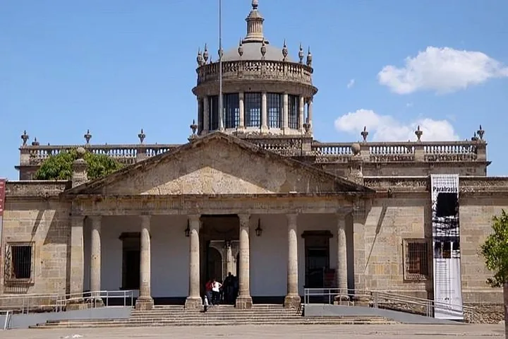 Vue extérieure d'un bâtiment historique avec des colonnes et un dôme